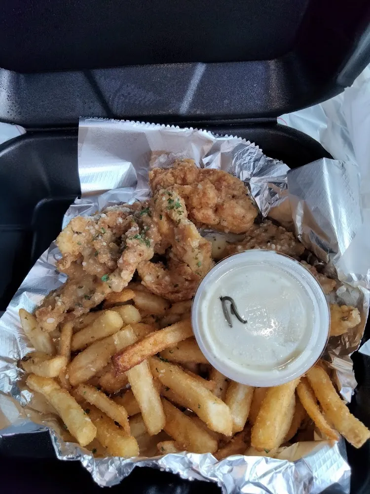 Garlic Parm Tenderz Basket with Friez